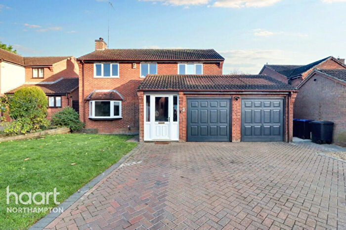 4 Bedroom Detached House For Sale In Swallow Close, Northampton, NN4