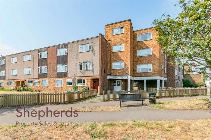 1 Bedroom Flat For Sale In Turners Hill, Cheshunt, EN8