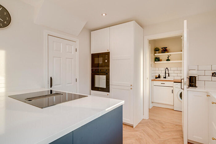 4 Bedroom Detached House For Sale In Southcroft Avenue, Birkenshaw, BD11