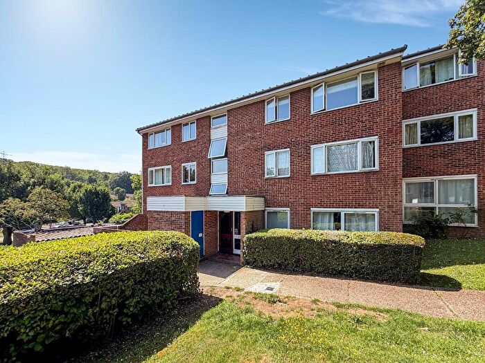 2 Bedroom Flat For Sale In Hartscroft, Linton Glade, South Croydon, CR0