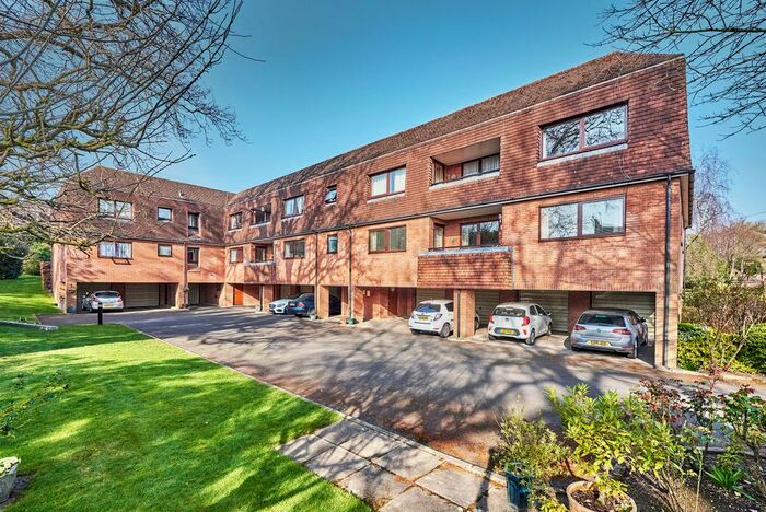 2 Bedroom Flat To Rent In Borodale, Kirkwick Avenue, Harpenden, Herts, AL5