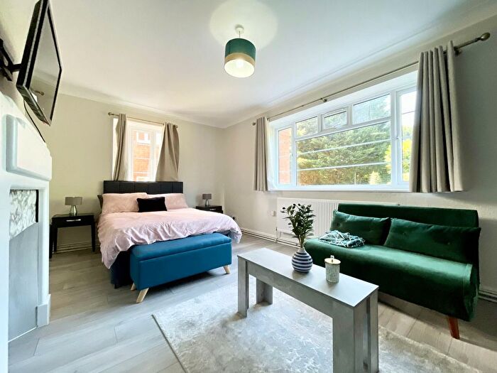 3 Bedroom Flat To Rent In Monarch Court, London, N2