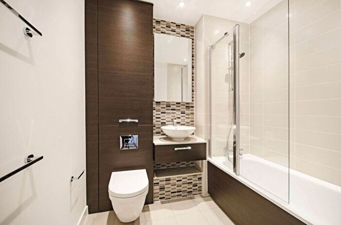 3 Bedroom Flat For Sale In Frampton Park Road, Hackney, London, E9