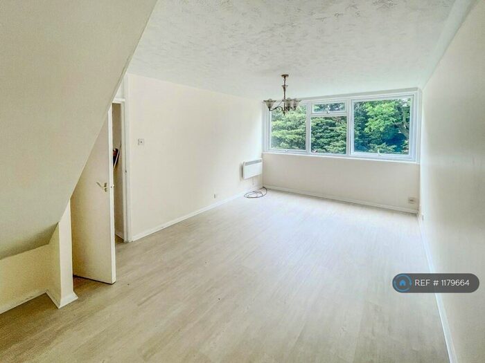 2 Bedroom Flat To Rent In Long Green, Chigwell, IG7