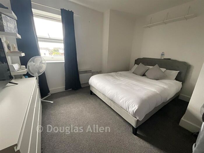 2 Bedroom Flat For Sale In Saffron Drive, Wickford, Essex, SS11