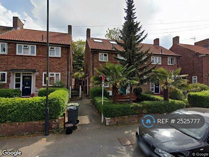 Studio To Rent In Truslove Road, London, SE27