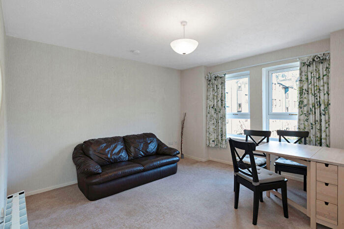 1 Bedroom Flat To Rent In L Parkside Terrace, Edinburgh, EH16
