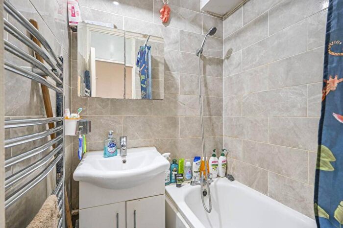 2 Bedroom Flat For Sale In Barnardo Street, Shadwell, London, E1