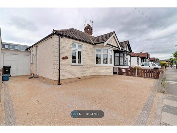 3 Bedroom Bungalow To Rent In Chestnut Grove, Ilford, IG6