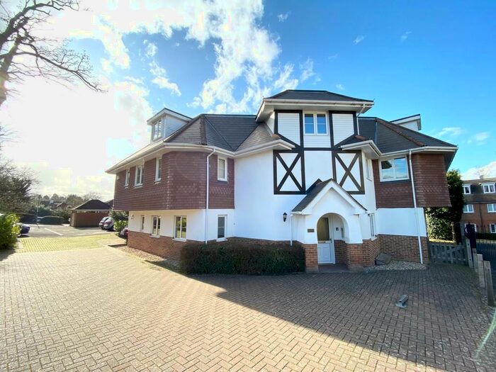 2 Bedroom Ground Flat To Rent In Scarlet Oaks, Camberley, GU15