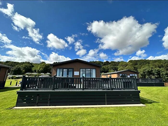 3 Bedroom Mobile/park Home For Sale In Edgehill Road, Scarborough, YO12