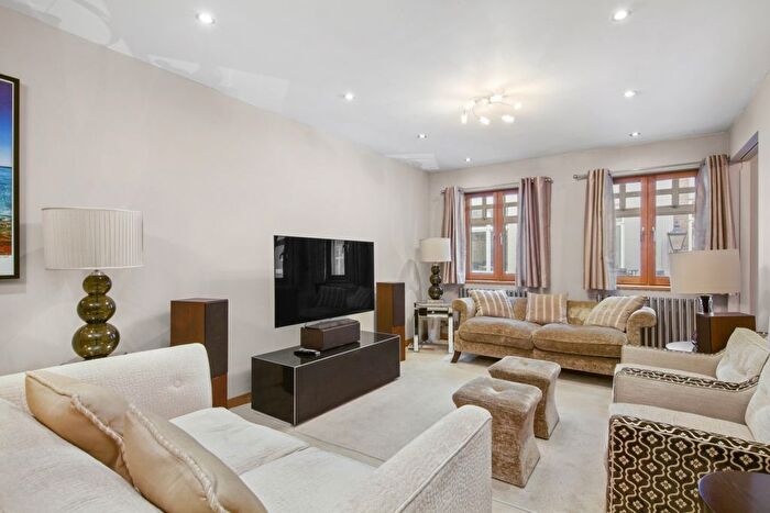 2 Bedroom Flat To Rent In Upper John Street, London, Greater London, Soho, W1F