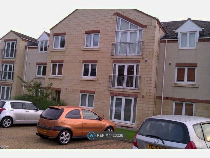 2 Bedroom Flat To Rent In Woodside Court, Horsforth, Leeds, LS18