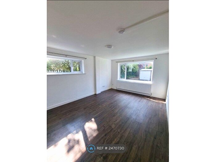 2 Bedroom Flat To Rent In The Beeches, London, N20