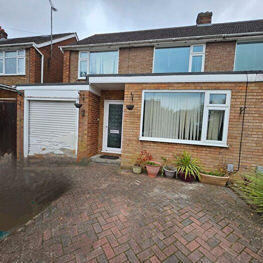 3 Bedroom Semi-Detached House To Rent In Chatteris Close, Leagrave, Luton, LU4