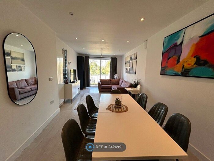 3 Bedroom Flat To Rent In Station Road, London, NW4