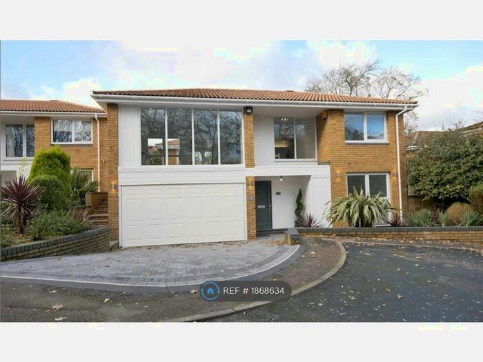 5 Bedroom Detached House To Rent In Sutherland Avenue, Cuffley, Potters Bar, EN6