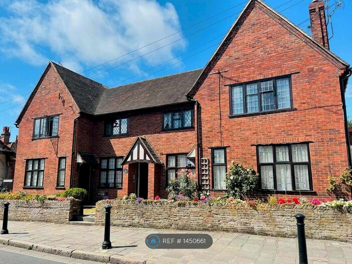 2 Bedroom Flat To Rent In St. Martins Square, Chichester, PO19