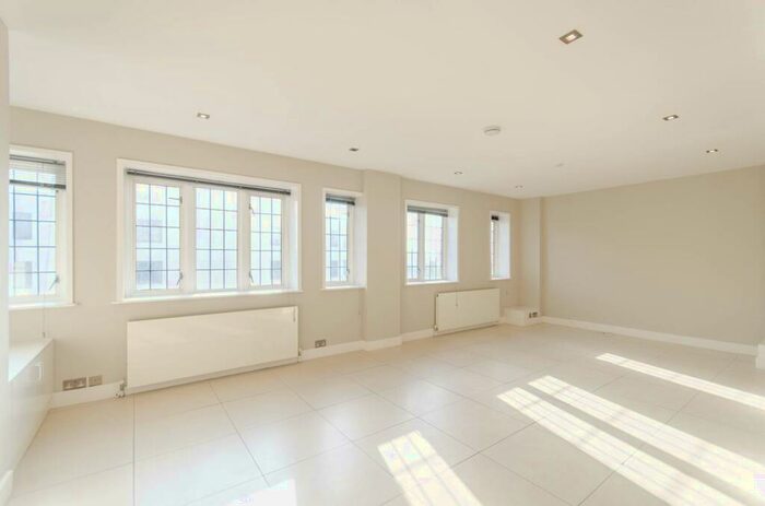 3 Bedroom Flat To Rent In Wellington Road, St John's Wood, London, NW8