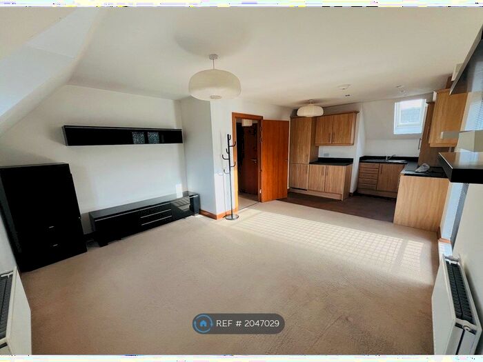 2 Bedroom Flat To Rent In South Street, Bishop's Stortford, CM23