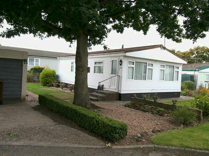 2 Bedroom Mobile/park Home For Sale In Shirkoak Park, Woodchurch, TN26