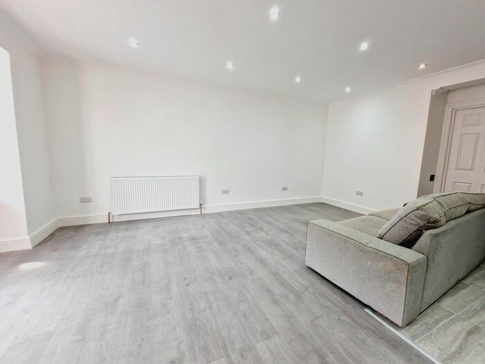 2 Bedroom Flat To Rent In High Road, London, N15