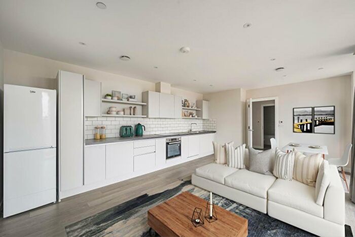 1 Bedroom Flat To Rent In Woking, Surrey, GU22