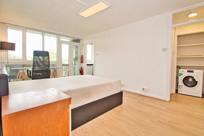 Studio To Rent In Ashbourne Close, London, N12