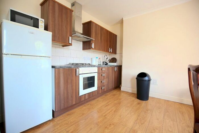 3 Bedroom Flat To Rent In West Ham Lane, London, E15