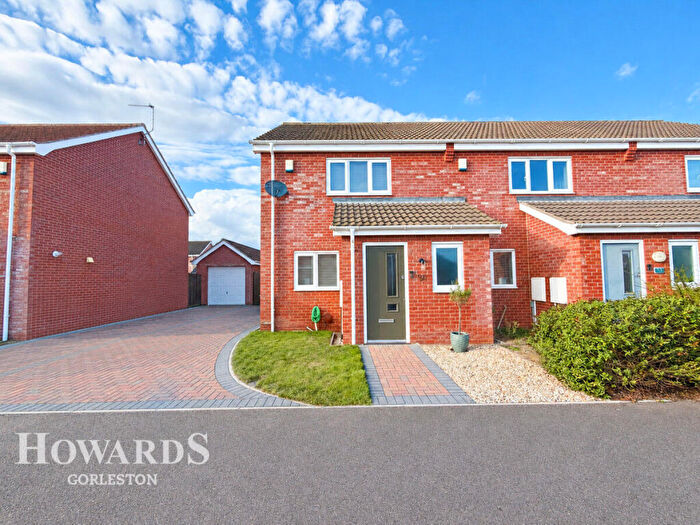 2 Bedroom End Of Terrace House For Sale In Kings Drive, Bradwell, NR31