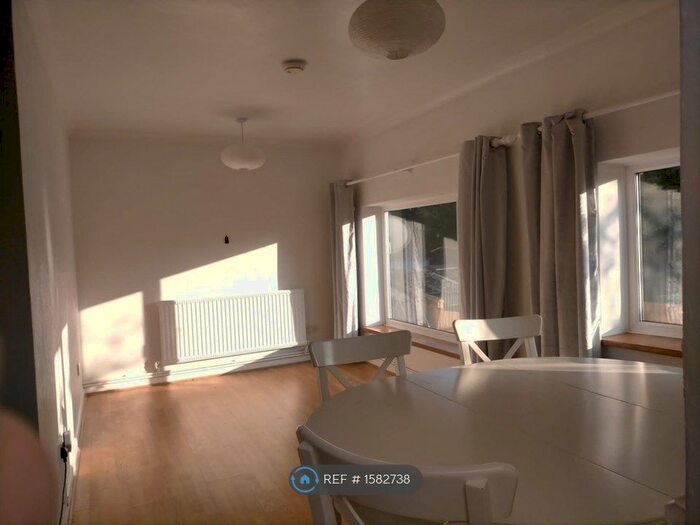 1 Bedroom Flat To Rent In West Wycombe Road, High Wycombe, HP12