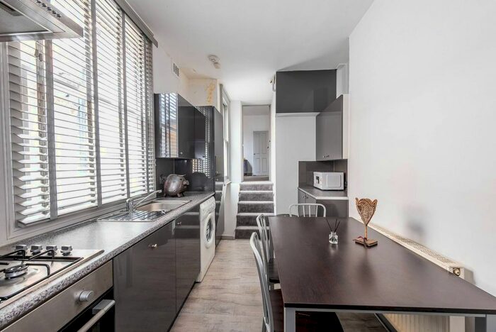 1 Bedroom Flat To Rent In Kenway Road, Earls Court, London, SW5