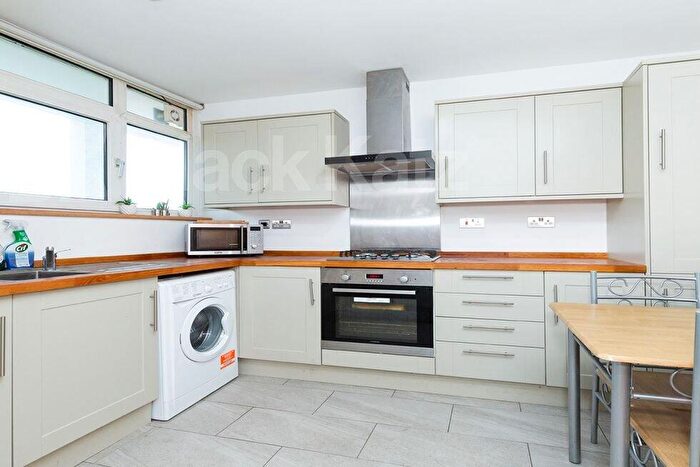 4 Bedroom Flat To Rent In Rowstock Gardens, Camden, N7