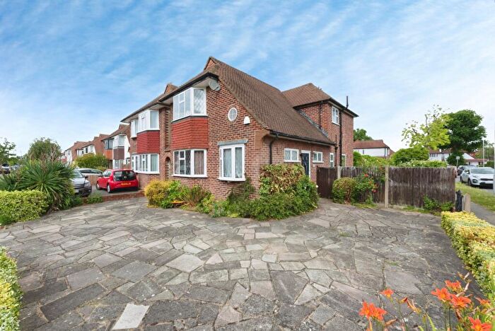 4 Bedroom Link Detached House For Sale In Lawrence Avenue, New Malden, KT3