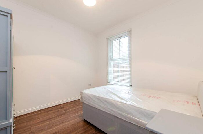 5 Bedroom House To Rent In Bow Common Lane, Mile End, London, E3