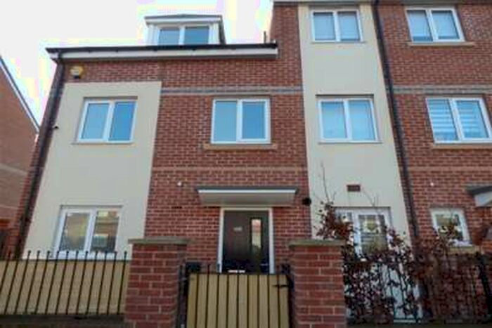 3 Bedroom House To Rent In Oakfield Road, L5