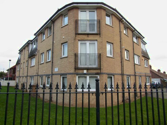 1 Bedroom Ground Flat To Rent In New North Road, Chigwell, Essex, IG6