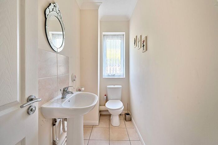 2 Bedroom Flat For Sale In Kings Court, The Avenue, Tadworth, Surrey., KT20