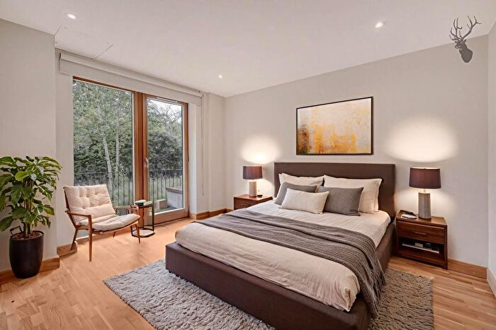 2 Bedroom Flat For Sale In Ink Court, Bow, E3