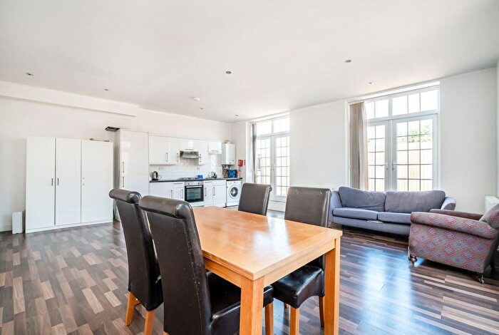 3 Bedroom Flat To Rent In King Street, Twickenham, TW1
