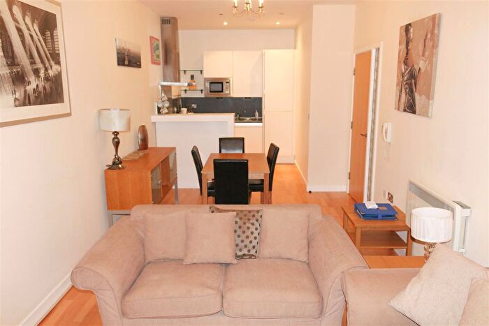 2 Bedroom Flat To Rent In Rossetti Place, Manchester, M3