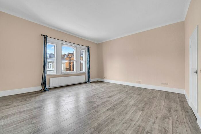 3 Bedroom Flat To Rent In Redcliffe Gardens, London, SW10