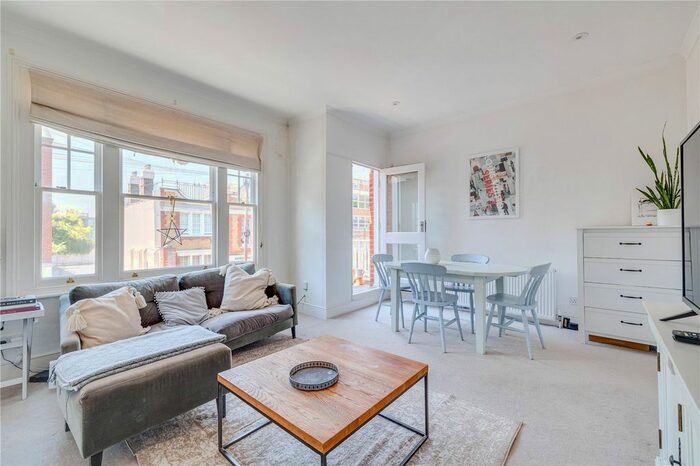 3 Bedroom Flat To Rent In Peterborough Road, Parsons Green/Fulham, London, SW6