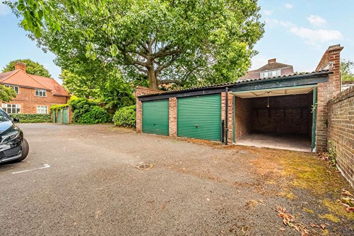 Garage / Parking To Rent In Heathfield Gardens, Chiswick, W4