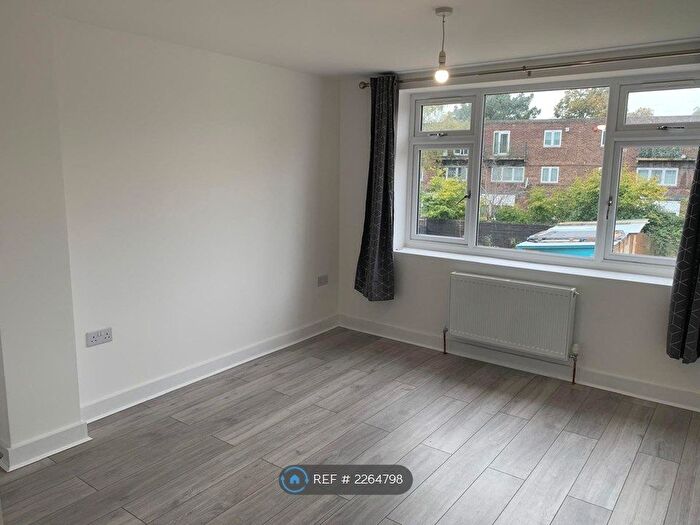 1 Bedroom Studio To Rent In Lampton Park Road, Hounslow, TW3