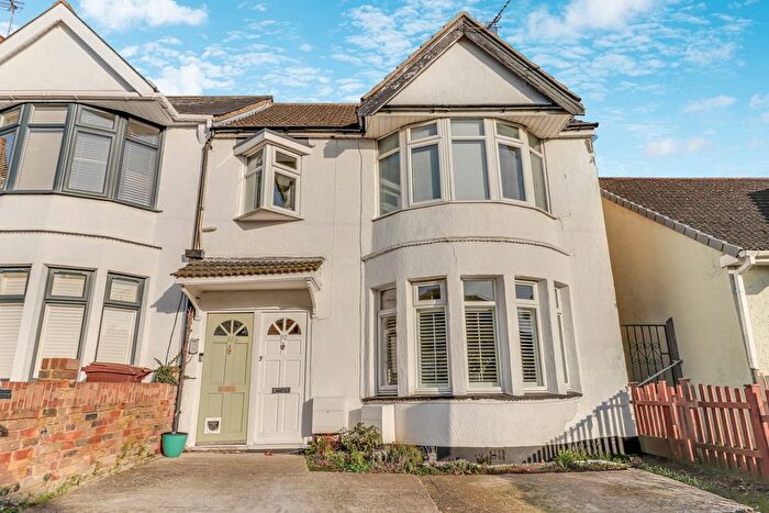 2 Bedroom Flat For Sale In Southsea Avenue, Leigh-On-Sea, SS9
