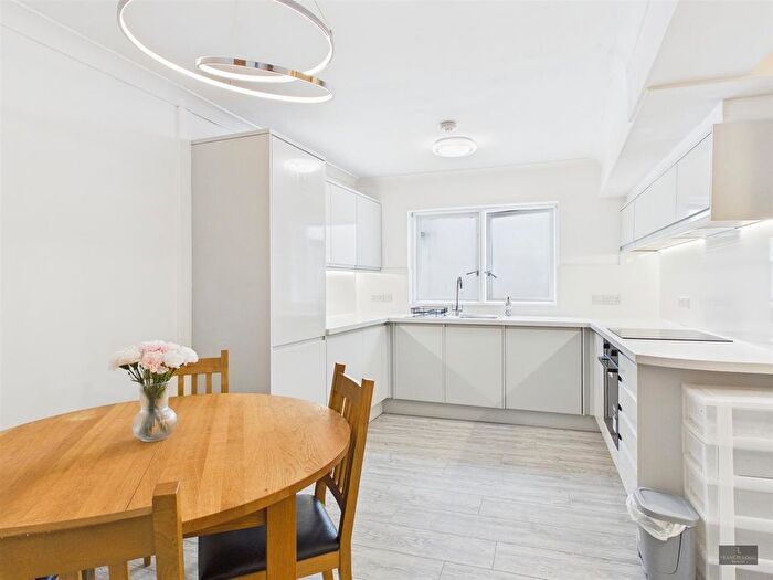 2 Bedroom Flat To Rent In - Fore Street, Exeter, EX4