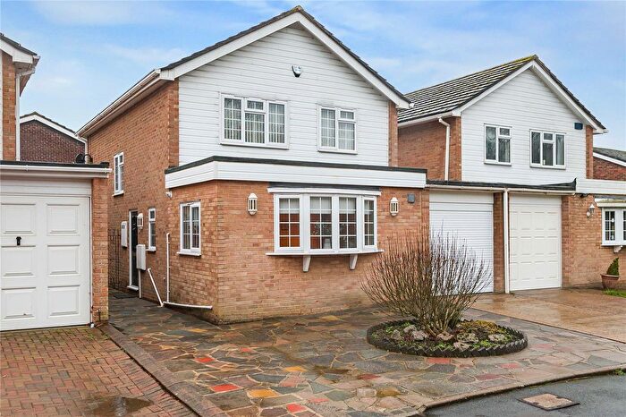 4 Bedroom Link Detached House For Sale In The Dell, Bexley, Kent, DA5