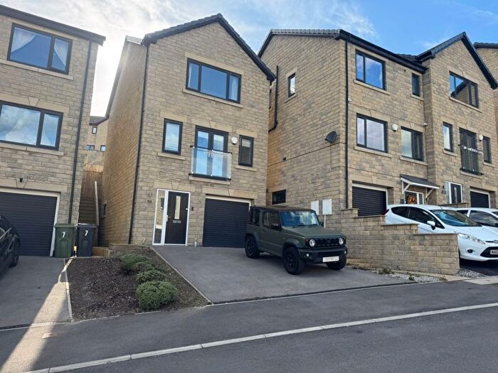 4 Bedroom Town House To Rent In Rosemeade Court, Huddersfield, HD5