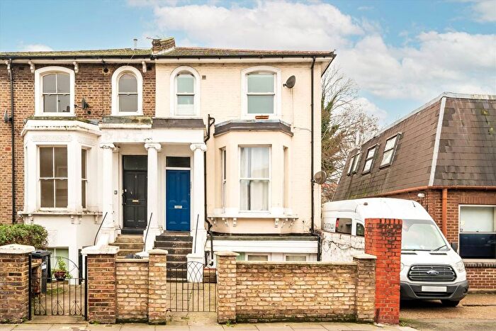 2 Bedroom Flat For Sale In Askew Road, Shepherds Bush, W12